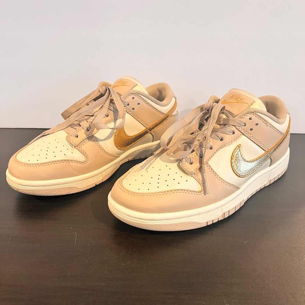 Nike Women’s Dunk Low Shoes
Beige/ White with Gold Swoosh